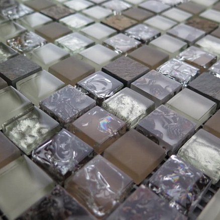 Мозаика из смеси стекла,камня и металла